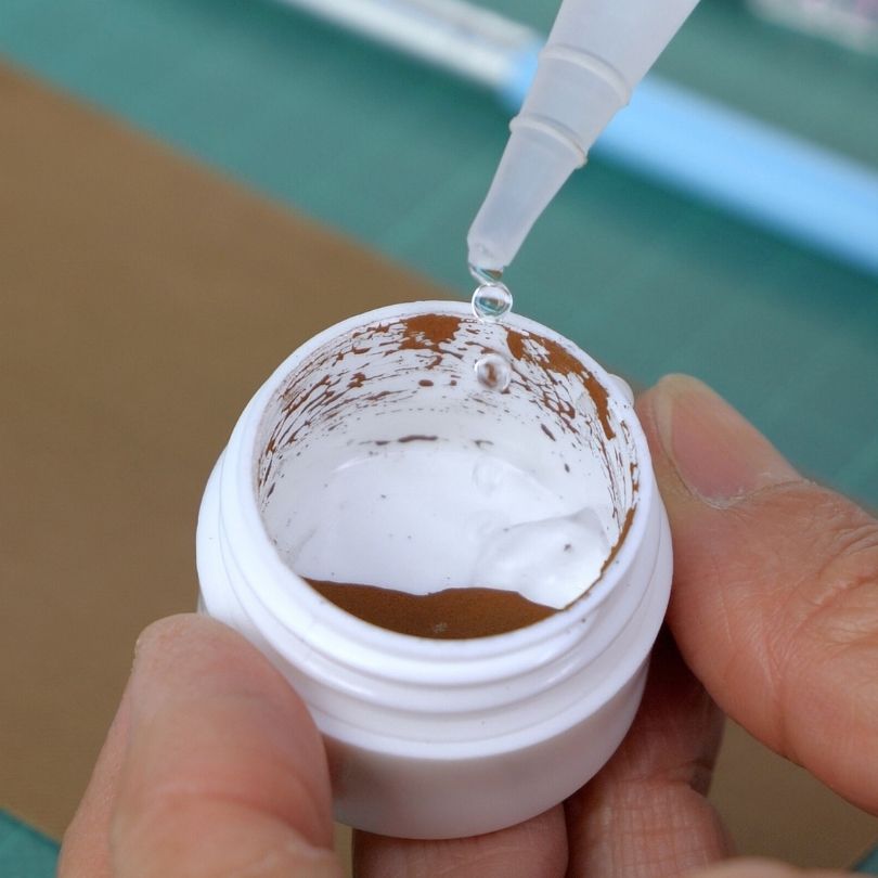 ARG Roségoldpaste mit Wasser anrühren