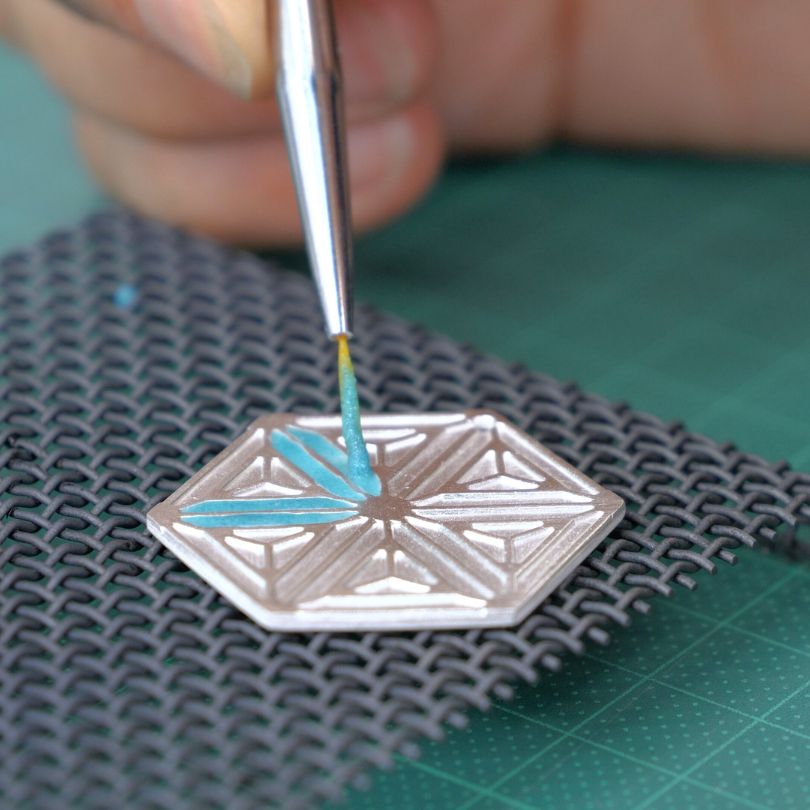 Schmuckstück emaillieren