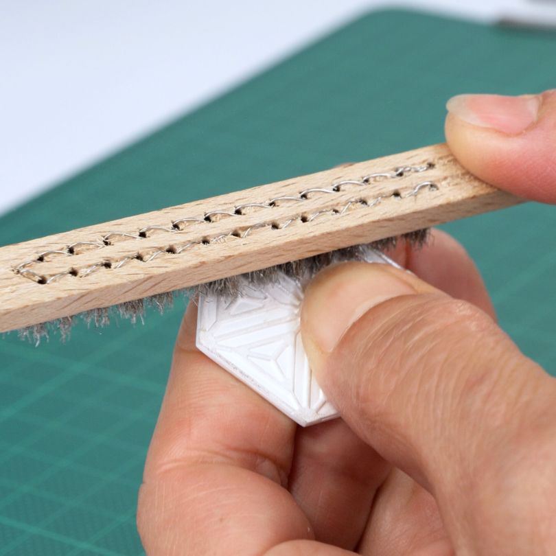 Schmuckstück bürsten