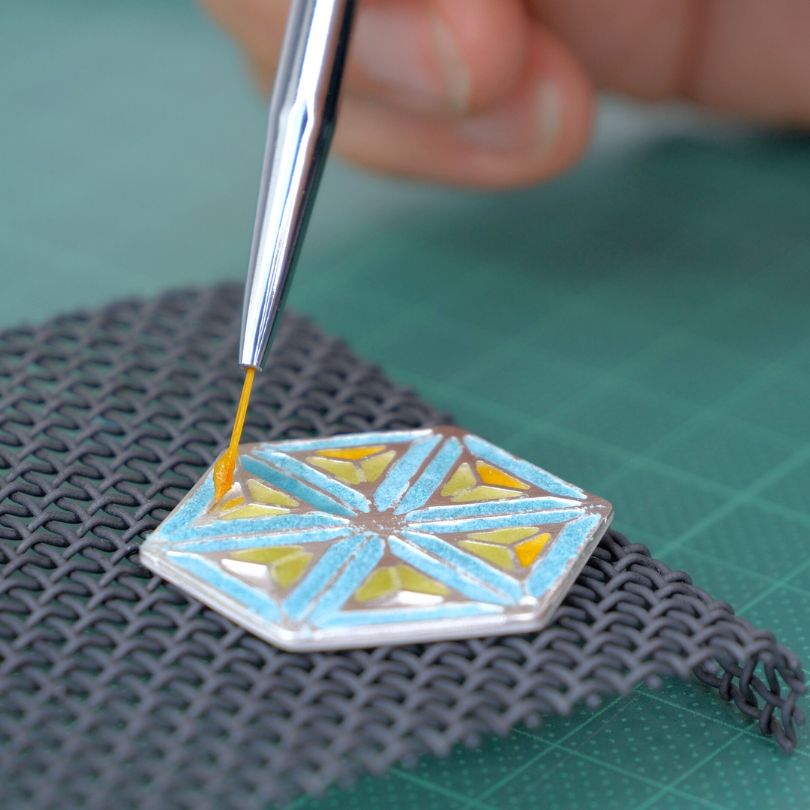 Silberschmuckstück emaillieren