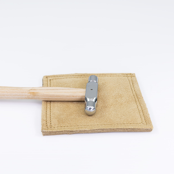 Lederunterlage für Goldschmiedearbeiten mit Polierhammer